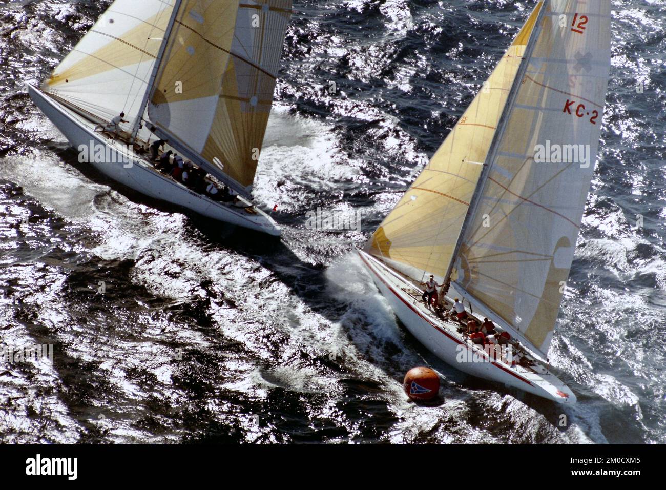 AJAXNETPHOTO. 1986. FREMANTLE, AUSTRALIEN. - AMERICA'S CUP - 12 M CHALLENGER AMERICA II ÜBERSPRUNGEN VON JOHN KOLIUS (USA), VERFOLGT VON CANADA II AMERICA'S CUP CHALLENGER; LOUIS VUITTON CUP; ELIMINIERUNGSVERSUCHE. FOTO: JONATHAN EASTLAND/AJAX REF:1321091 649 Stockfoto