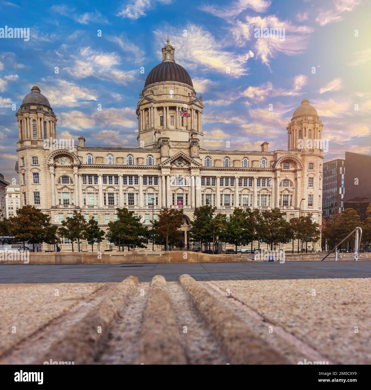 Hafen von Liverpool. Eines der Gebäude an der Pier Head, Liverpool, England, Vereinigtes Königreich die berühmten "Drei Grazien" Stockfoto