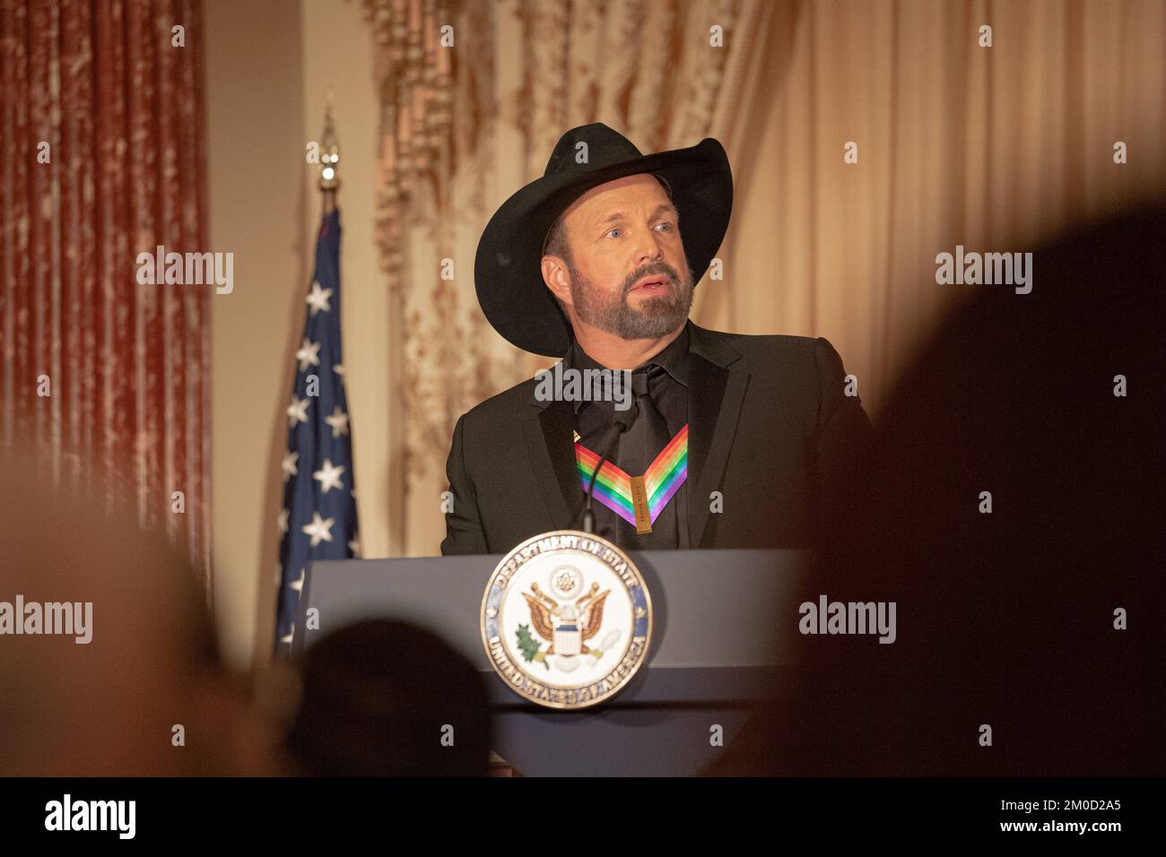 Der Country-Star Garth Brooks wird beim Kennedy Center Honors Dinner geehrt. Außenminister Antony J. Blinks hält am 3. Dezember 2022 beim Kennedy Center Honors Dinner in Washington, DC, eine Rede. Stockfoto