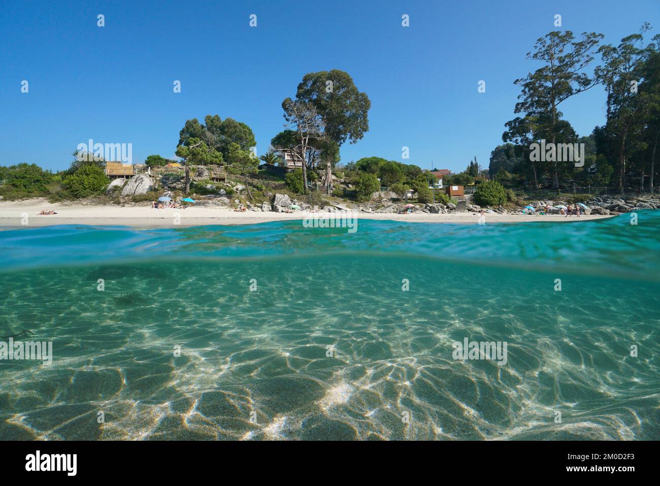Strandküste mit Sand unter Wasser, Spanien, Galicien, Rias Baixas, Atlantik, Geteilte Ansicht über und unter der Wasseroberfläche Stockfoto