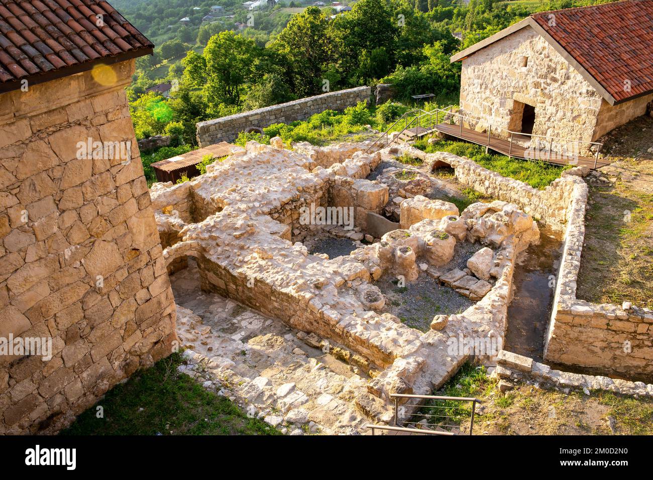 Gelati-Kloster, mittelalterliche archäologische Ausgrabungen neben dem Akademiegebäude, Fundamentwände, Keller mit Steinwassergläsern, Kutaisi, Georgia. Stockfoto