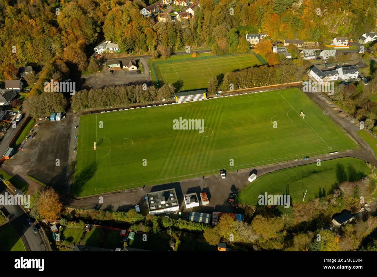 Das Mossfield Stadium in Oban, Schottland, Heimat des Oban Camanachd Shinty Club und Lochside Rovers Shinty Club aus der Vogelperspektive. Stockfoto