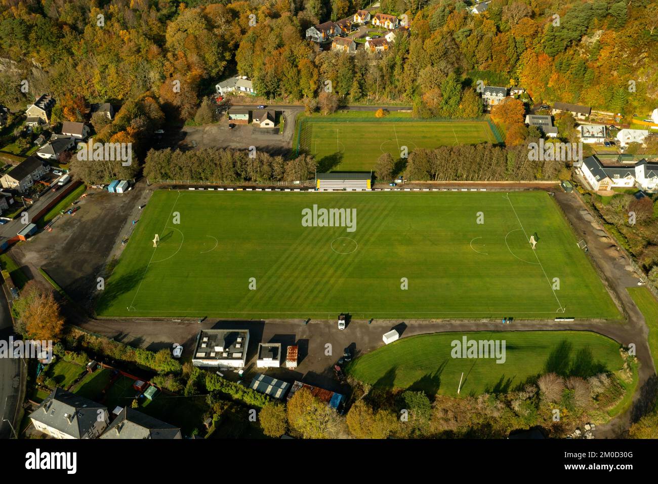 Das Mossfield Stadium in Oban, Schottland, Heimat des Oban Camanachd Shinty Club und Lochside Rovers Shinty Club aus der Vogelperspektive. Stockfoto