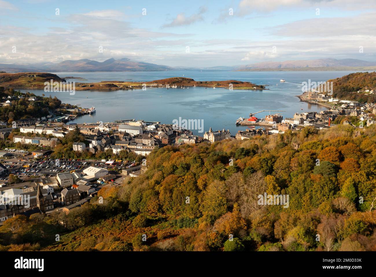 Die schottische Stadt Oban liegt an der Bucht von Oban, die von der Insel Kerrera geschützt ist. Die Insel Mull ist im Hintergrund zu sehen. Stockfoto