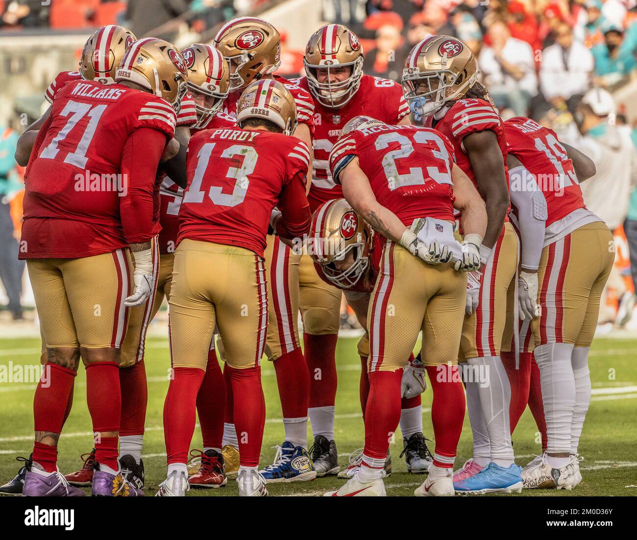 Santa Clara, Kalifornien, USA. 4.. Dezember 2022. San Francisco 49ers Quarterback Brock Purdy (13) leitet den Unterricht, nachdem Quarterback Jimmy Garoppolo (10) am Sonntag, dem 04. Dezember 2022, im Levis Stadium in Santa Clara, Kalifornien verletzt wurde. Die 49ers besiegten die Delfine 33-17. (Kreditbild: © Al Golub/ZUMA Press Wire) Stockfoto