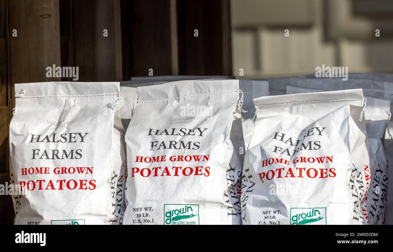 Eine Ausstellung mit 10lb Beuteln, die von Halsey Farms selbst angebaute Kartoffeln zum Verkauf angeboten werden Stockfoto