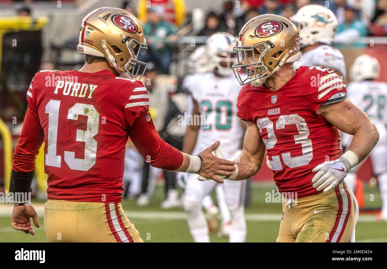 Santa Clara, Kalifornien, USA. 4.. Dezember 2022. Brock Purdy (13), 49ers. Quarterback in San Francisco, und Christian McCaffrey (23), Running back, feiern den Touchdown am Sonntag, den 04. Dezember 2022, im Levis Stadium in Santa Clara, Kalifornien. Die 49ers besiegten die Delfine 33-17. (Kreditbild: © Al Golub/ZUMA Press Wire) Stockfoto