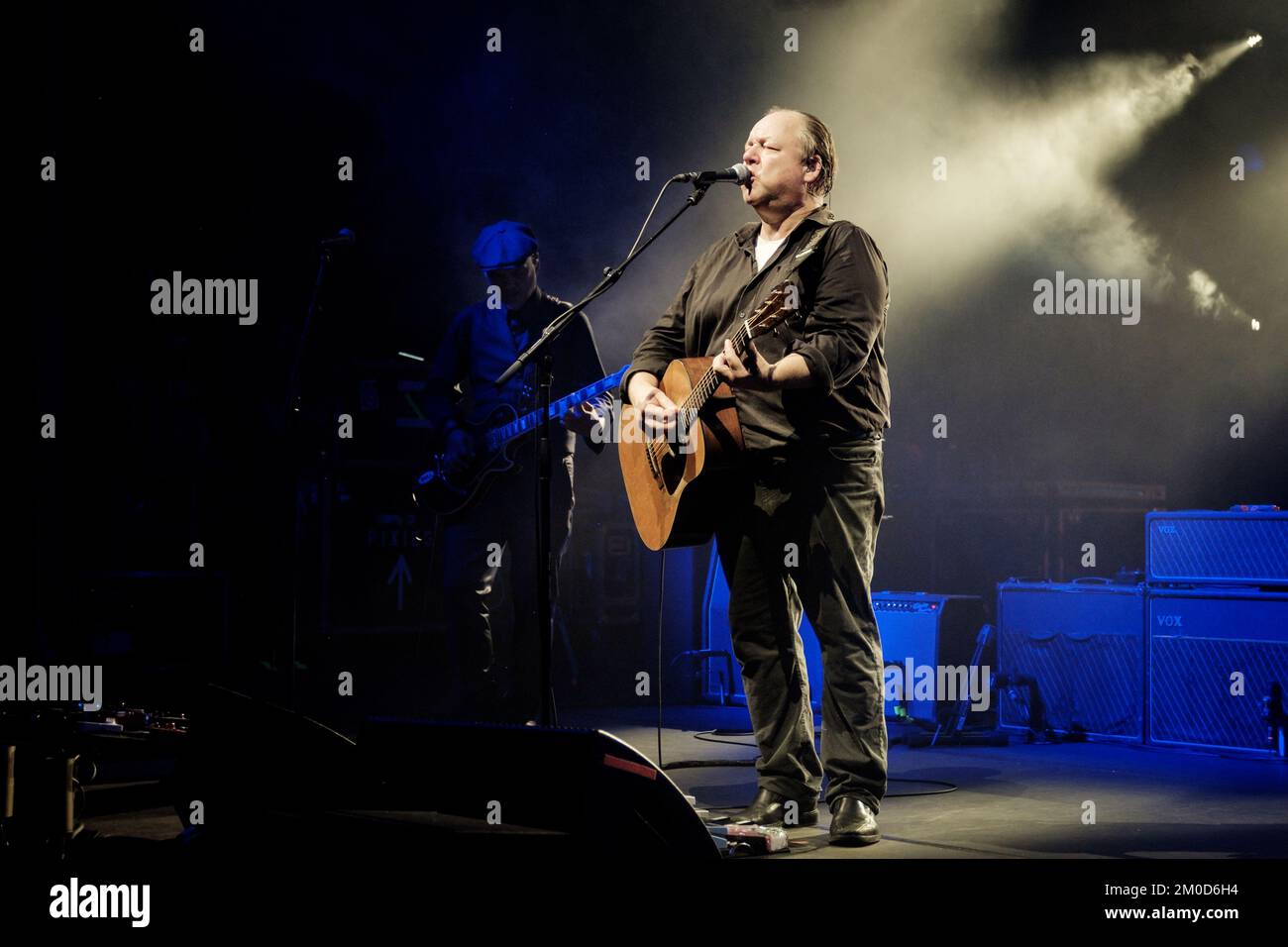 Die Pixies live in einem Konzert in Stockholm - Joey Santiago (Gitarre) und Frank Black (alias Black Francis), Leadsänger und Gitarrist der Pixies, live auf der Bühne während eines Konzerts ihrer „Beyond the Eyrie“-Tour im Cirkus, Stockholm, Schweden am 2019. September (Farbversion) Stockfoto