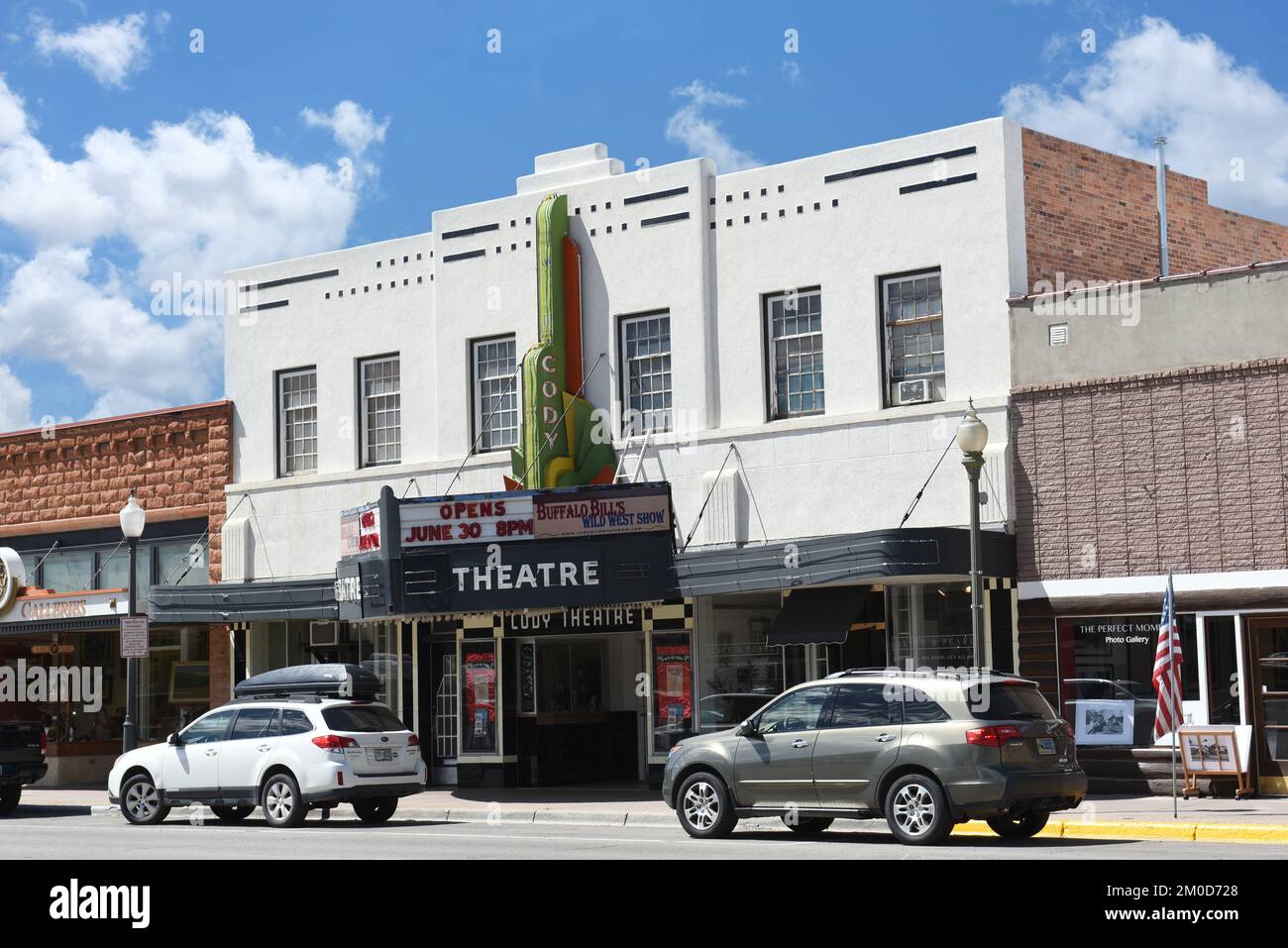 CODY, WYOMING - 24. JUNI 2017: Das Cody Theater in DER SHERIDAN AVENUE wurde 1937 eröffnet und war die wichtigste Unterhaltungsquelle der Stadt. Stockfoto