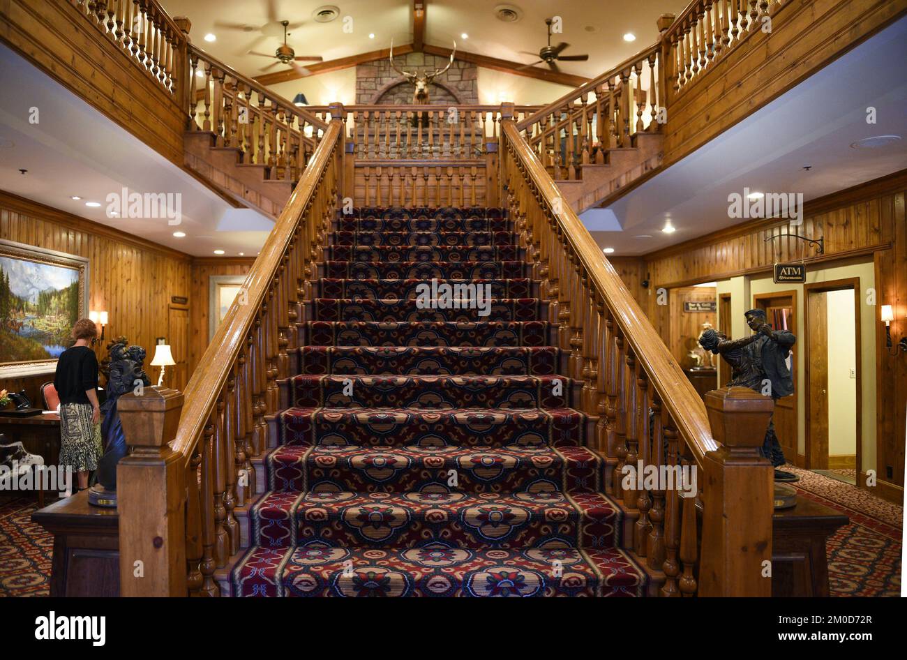 JACKSON, WYOMING - 26. JUNI 2022: Die Lobby-Treppe im Wort Hotel, gleich neben dem Town Square im Herzen von Jackson Hole. Stockfoto