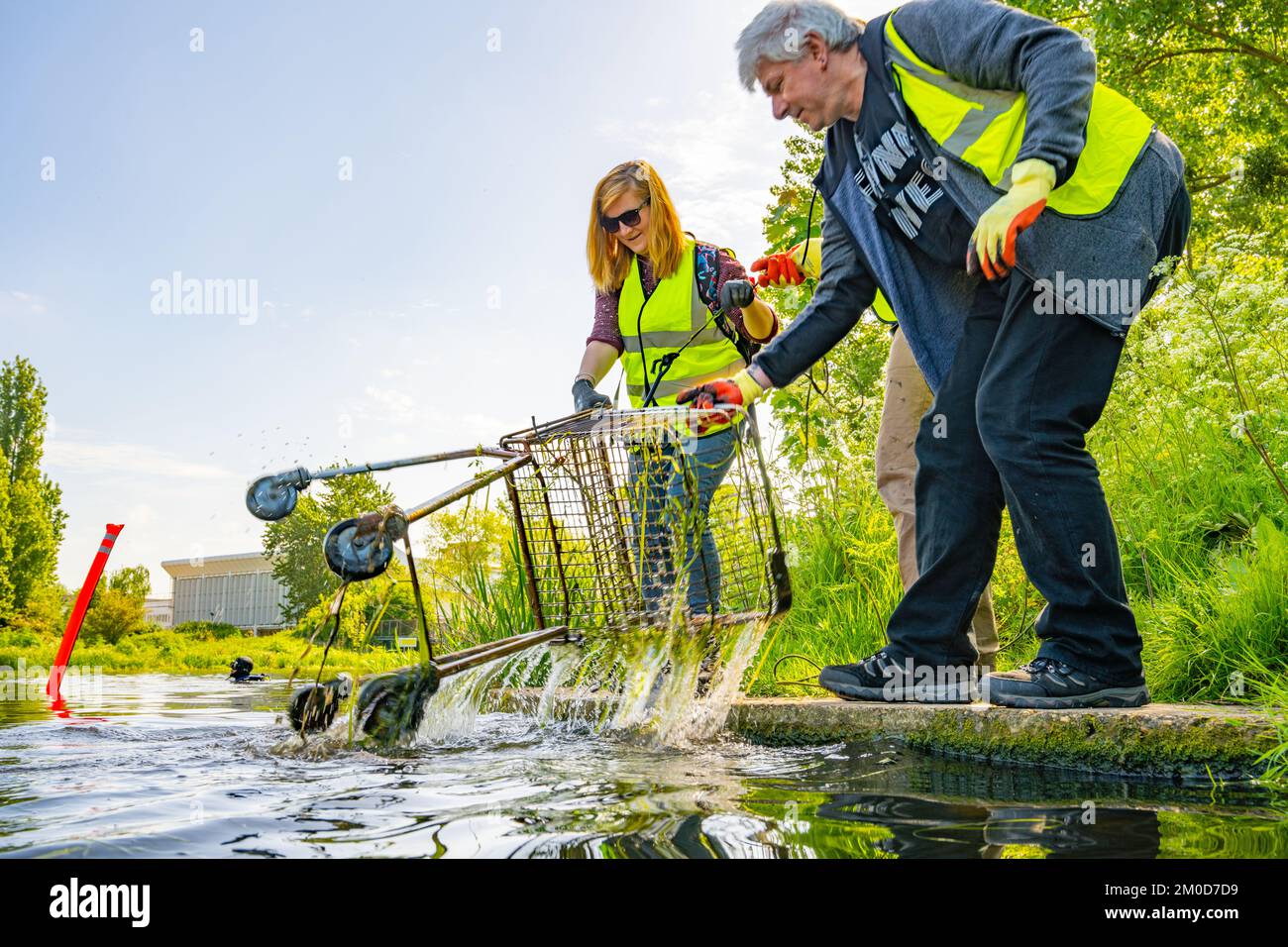 Die Trolley vom Fluss zu entfernen, von Tauchern, die eine Flussreinigung an den Flüssen Chelmer und Can in Chelmsford Essex durchführen Stockfoto