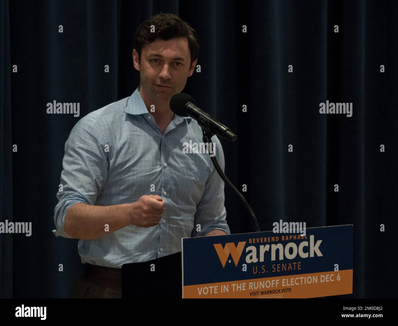 Atlanta, Georgia, USA. 5.. Dezember 2022. Senator JON OSSOFF stürzt sich in die Wiederwahl von Senator WarnockÃs auf dem Georgia Tech Campus und erinnert die Studenten daran, dass sie für ihre Zukunft stimmen. (Kreditbild: © Sue Dorfman/ZUMA Press Wire) Stockfoto