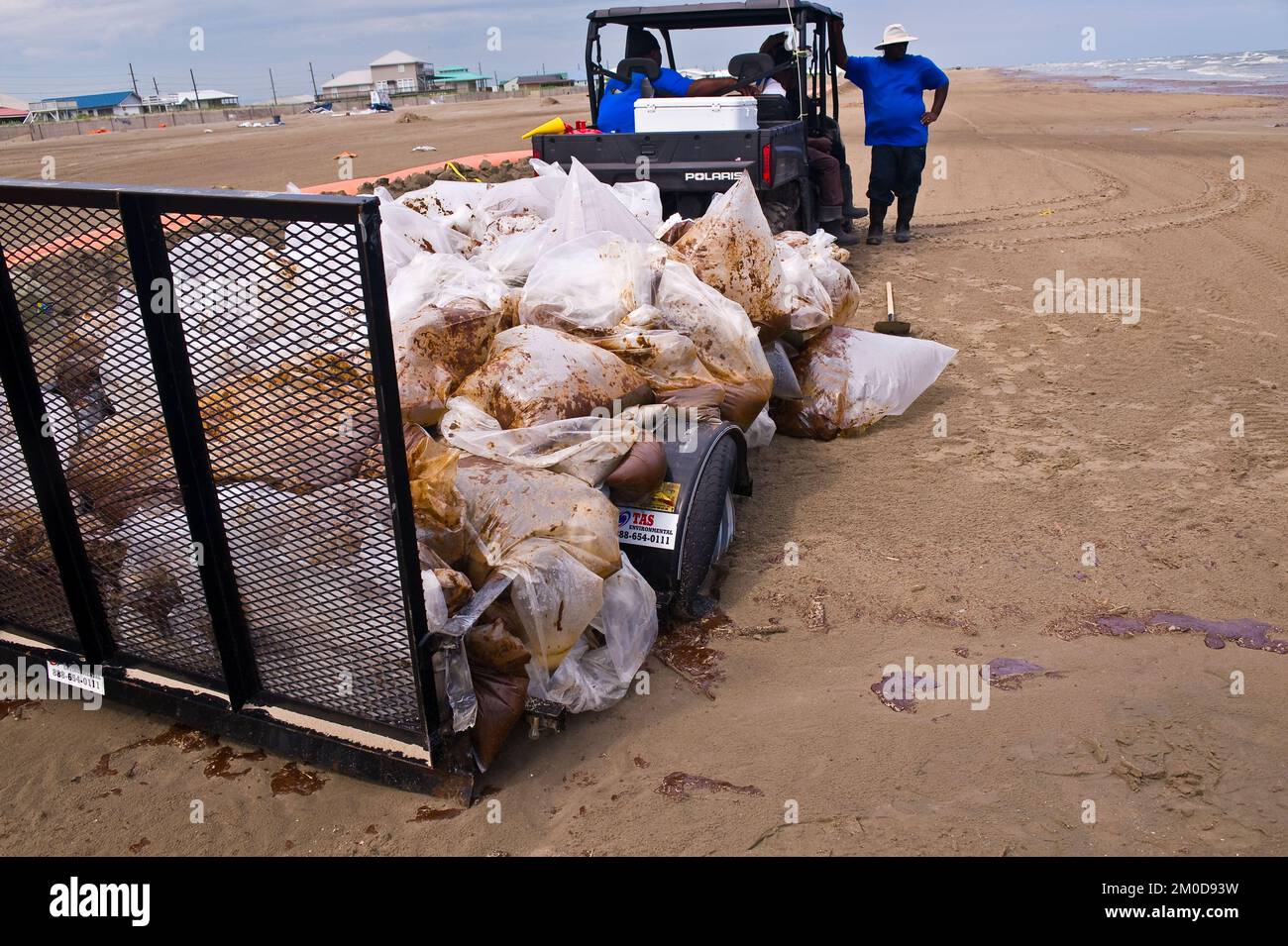 Büro des Administrators (Lisa P. Jackson) - verschiedene Bilder (BP Oil Lill) - AJ Veith, EPA-Auftragnehmer bei Weston Solutions, überprüft die Kalabration der Luftüberwachungsstation. USEPA-Foto von Eric Vance, Environmental Protection Agency Stockfoto