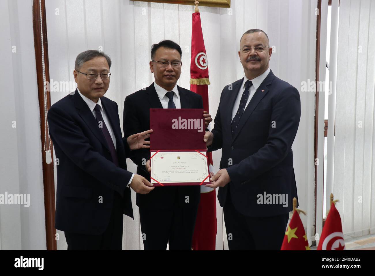 Tunis. 5.. Dezember 2022. Der tunesische Gesundheitsminister Ali Mrabet (R) posiert am 5. Dezember 2022 für ein Foto mit Xu Chuyang (C), Leiter des chinesischen medizinischen Teams, in Tunis, Tunesien. Mrabet traf sich am Montag mit der 26.. Gruppe des chinesischen medizinischen Teams in Tunesien und begrüßte seinen außergewöhnlichen Service im nordafrikanischen Land. Kredit: Xinhua/Alamy Live News Stockfoto