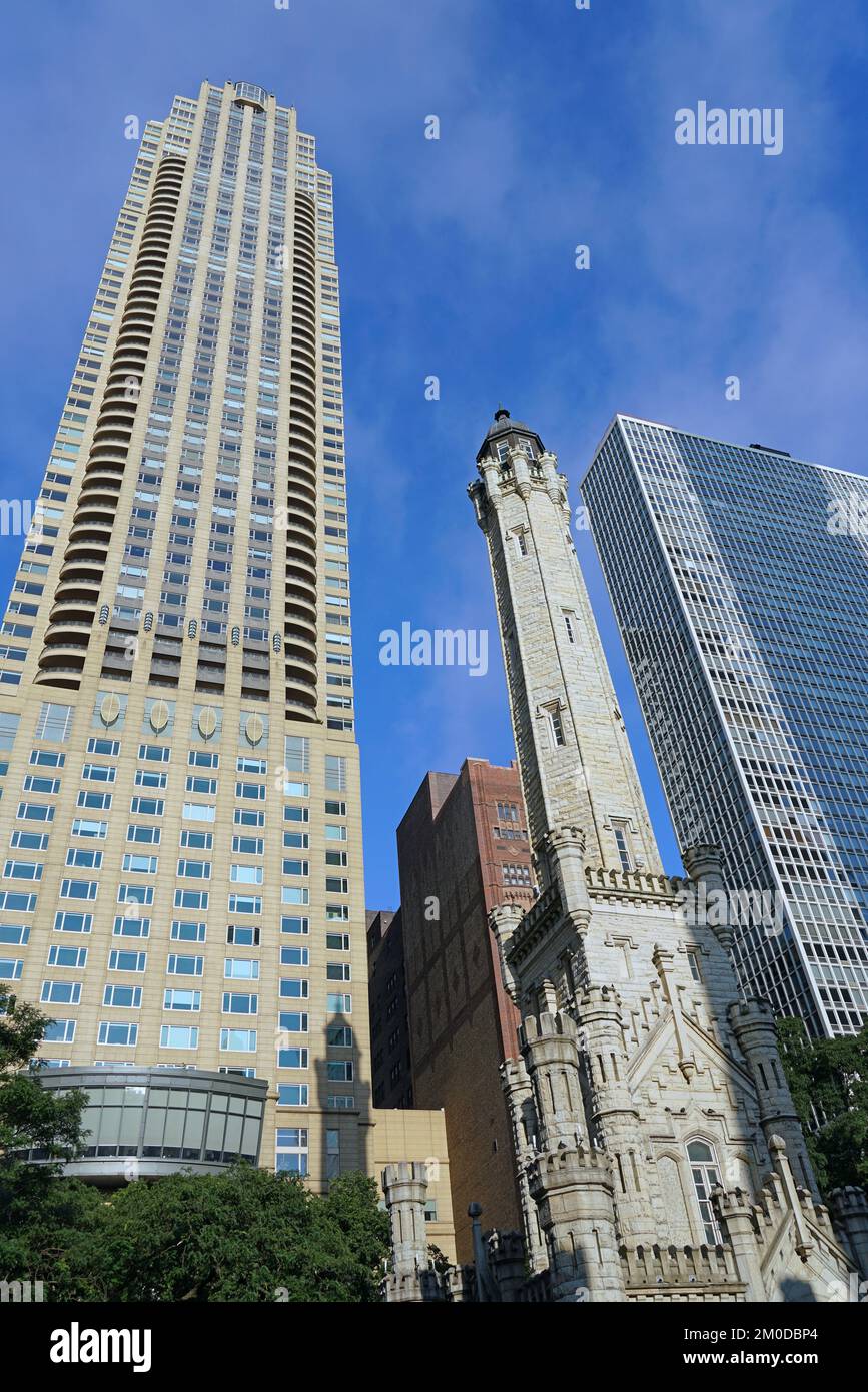 Chicagos alter Wasserturm aus dem Jahr 1869, umgeben von modernen Gebäuden Stockfoto