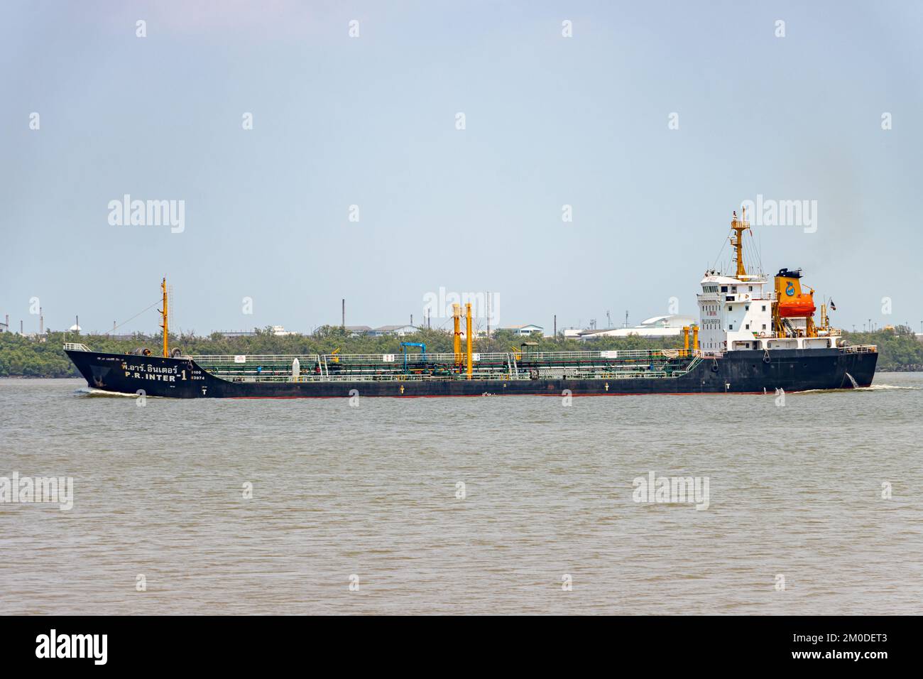 SAMUT PRAKAN, THAILAND, FEBRUAR 11 2022, das Schiff P.R. .INTER 1, ein Chemikalientanker, fährt in die Mündung des Chao Phraya Flusses in Samut Prakan. Stockfoto