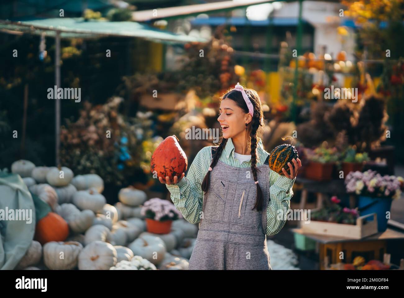 Eine junge Verkäuferin zeigt die Herbsternte Stockfoto