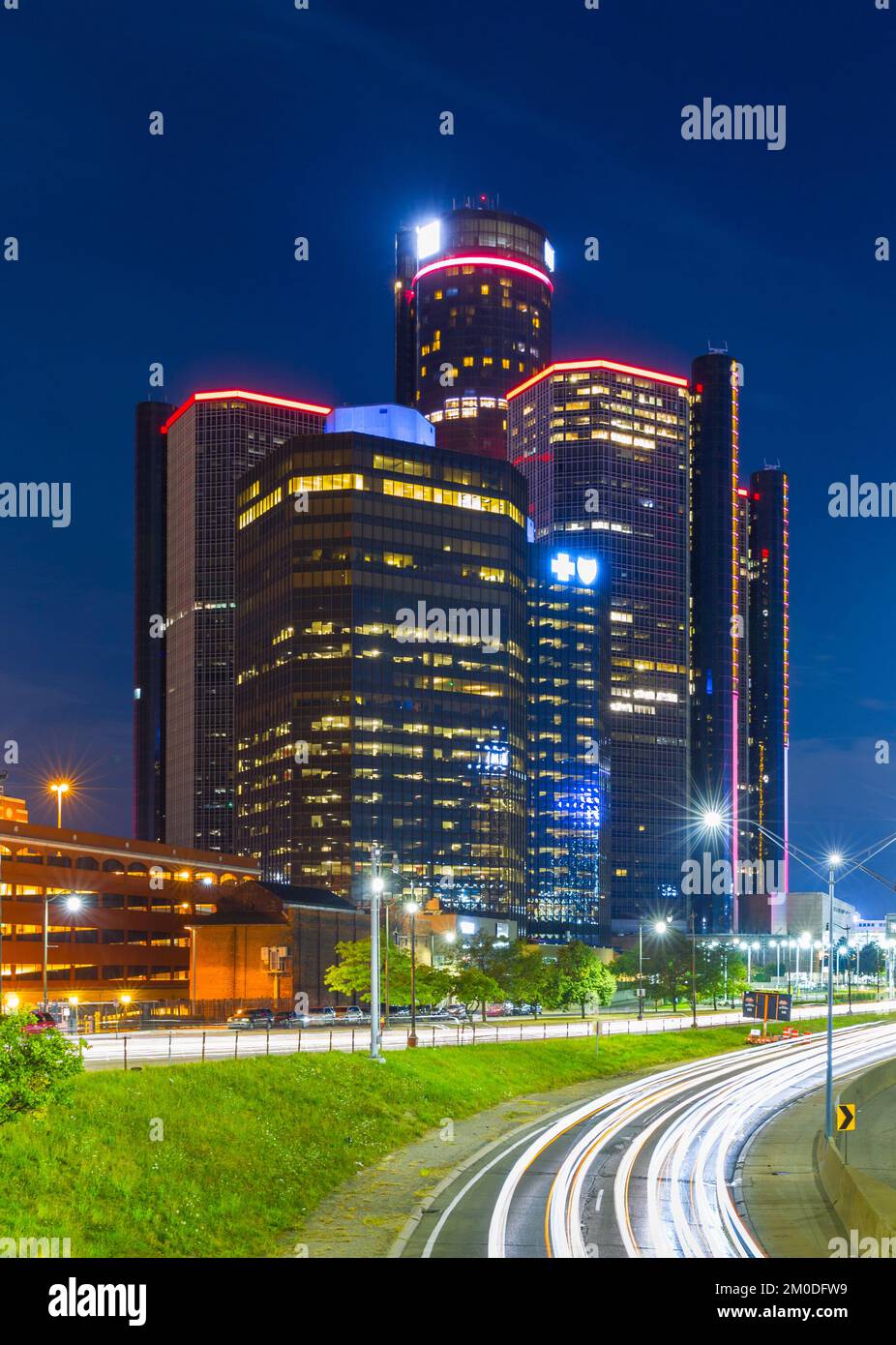 Von der Überführung des Chrysler Drive auf der Jefferson Ave aus haben Sie einen Blick auf das General Motors Hauptquartier und das Renaissance Center („GMRENCEN“ oder Ren Cen) bei Nacht Stockfoto