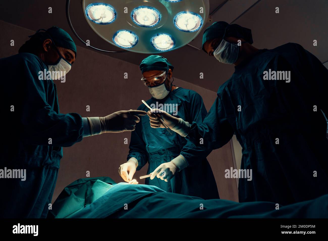 Operationsteam, das eine Operation am Patienten im sterilen