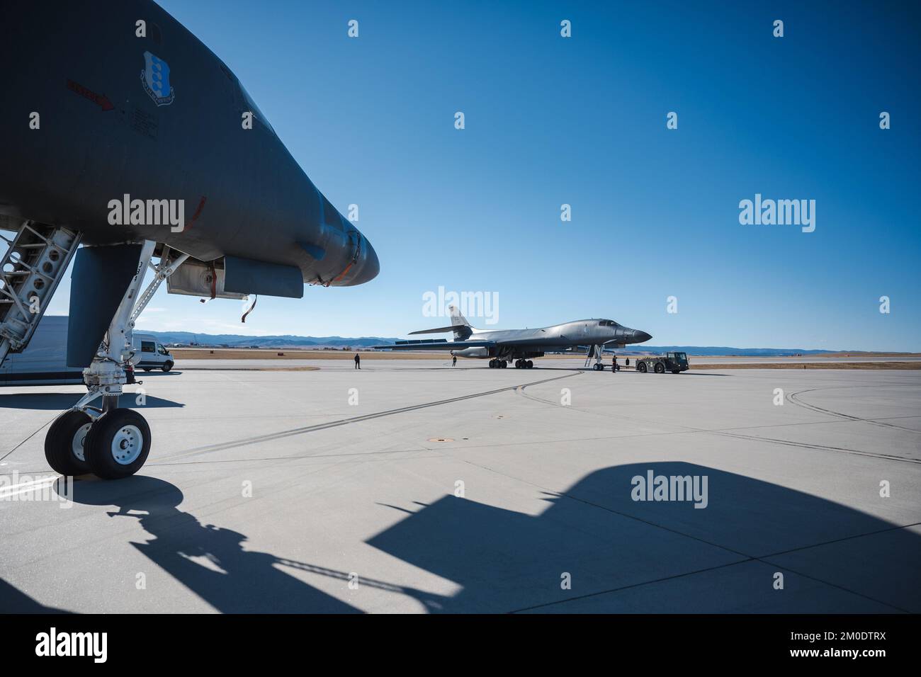 Flugzeugführer der 28.. Flugzeugwartungsstaffel, schleppen Sie einen B-1B Lancer zu einem Waffenladepad, um ein Waffensystem-Evaluierungsprogramm vorzubereiten, am Ellsworth Air Force Base, S.D., 7. November 2022. Missionen wie WSEP helfen bei der Vorbereitung des 28. Bombenflügels, um überall auf der Welt sofort einen Angriff aus großer Entfernung zu ermöglichen. (USA Air Force Foto von Senior Airman Austin McIntosh) Stockfoto