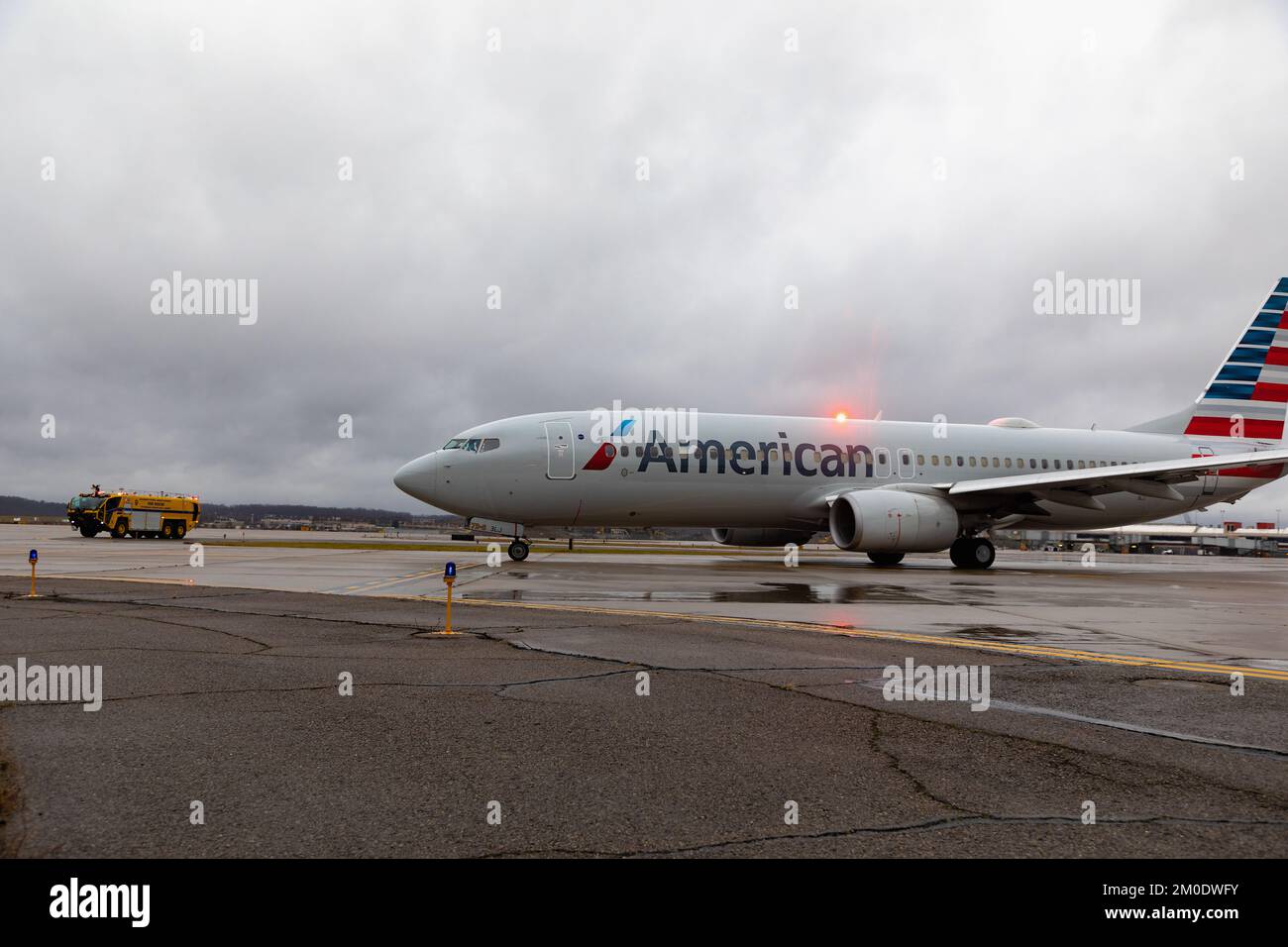 Ein Feuerwehrauto der Allegheny County Airport Authority begleitet das Flugzeug mit den Gold Star Familien, die ihre Reise mit dem Snowball Express am Pittsburgh International Airport, Pennsylvania, 3. Dezember 2022 beginnen. Der Gary Sinise Foundation Snowball Express wurde entwickelt, um ein fünftägiges Erlebnis für mehr als 1.750 Kinder von Mitgliedern des gefallenen Dienstes und ihre überlebenden Eltern oder Erziehungsberechtigten in Walt Disney World zu feiern, mit einer Mischung aus unterhaltsamer Unterhaltung und inspirierenden Programmen. Dies wird der erste Snowball-Express in drei Jahren sein. (USA Militärfoto von Sergeant 1s Stockfoto