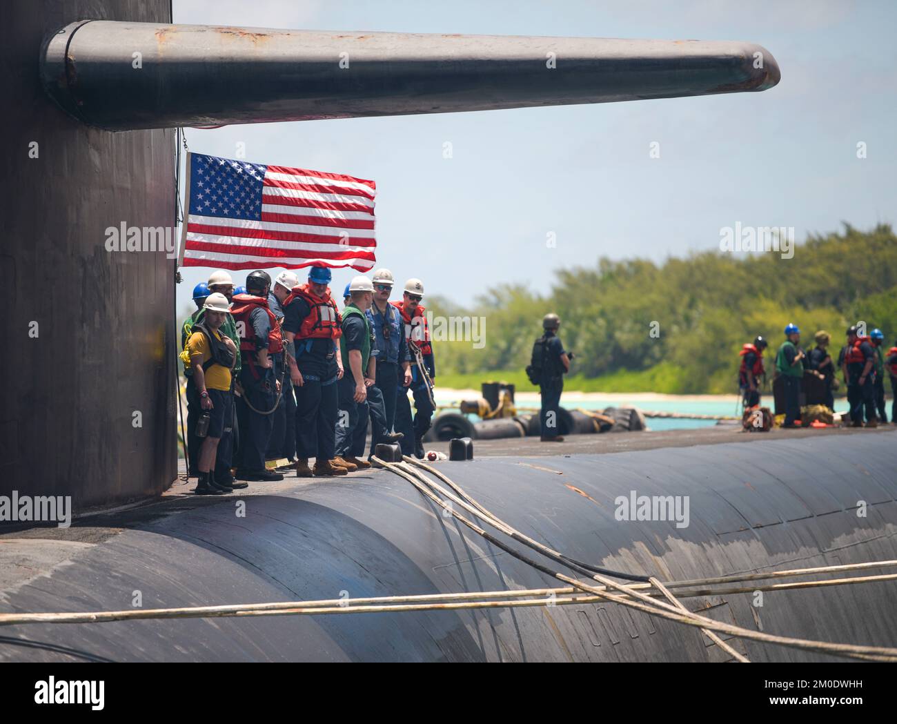 221025-N-EJ241-1224 DIEGO GARCIA, Britisches Territorium im Indischen Ozean (25. Oktober 2022) – das U-Boot USS West Virginia (SSBN-736) der Klasse Ohio führt einen Hafenbesuch in den USA durch Die Navy Support Facility (NSF) Diego Garcia während einer geplanten Patrouille. Dieser Hafenbesuch in Diego Garcia spiegelt das Engagement der Vereinigten Staaten für die Region Indopazifik wider und ergänzt die zahlreichen Übungen, Schulungen, Einsätze und anderen militärischen Kooperationsmaßnahmen, die von den strategischen Streitkräften durchgeführt werden, um sicherzustellen, dass sie jederzeit rund um den Globus verfügbar und einsatzbereit sind. West Virginia ist einer von sechs ballisten Stockfoto