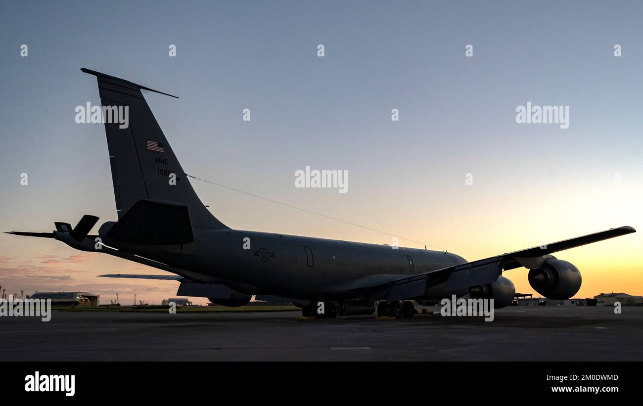 EIN US-AMERIKANISCHER Air Force KC-135 Stratotanker der 909. Air Tanken Squadron ist am 19. November 2022 auf der Fluglinie am Kadena Air Base, Japan, geparkt. Der KC-135 Stratotanker bietet die Kernkapazität für das Auftanken aus der Luft für das Verteidigungsministerium und unterstützt die USA Navy, USA Marinekorps und Flugzeuge der Alliierten Nation. (USA Air Force Foto von Senior Airman Jessi Roth) Stockfoto