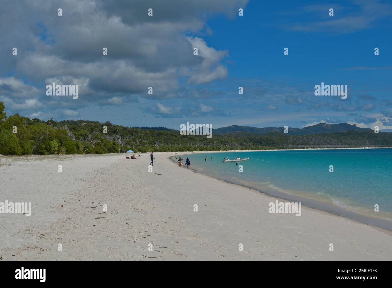 Whitsunday Island, QLD, Australien - 26. November 2022: Touristen, die Whitehaven Beach auf Whitsunday Island besuchen. Stockfoto