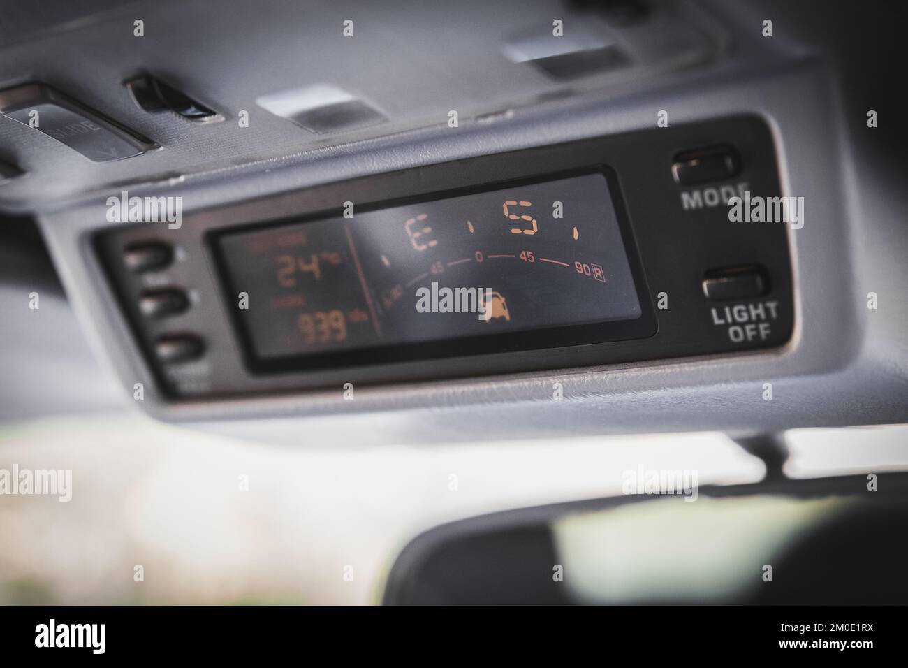 Altes Navigationssystem mit Kompass im SUV Stockfoto