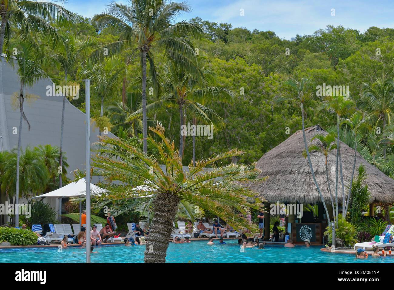 Hamilton Island, QLD, Australien - 27. November 2022: Tropische Poolbar auf Hamilton Island, Australien. Stockfoto