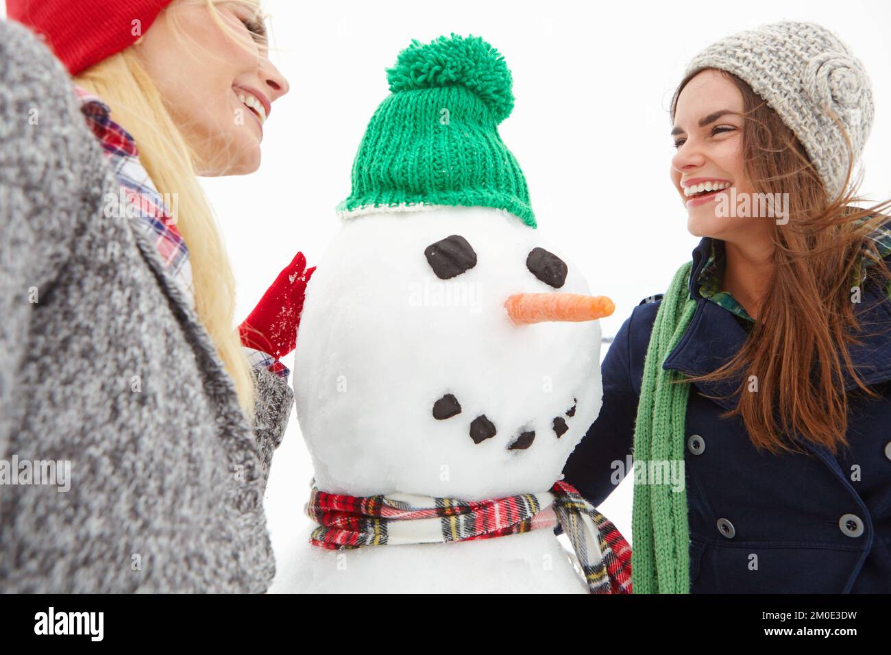 Frauen, Schnee und Schneemann mit Weihnachts-Selfie und Urlaub, Winterurlaub in Kanada mit festlichem Geist und Tradition mit Freunden im Freien. Die Natur Stockfoto