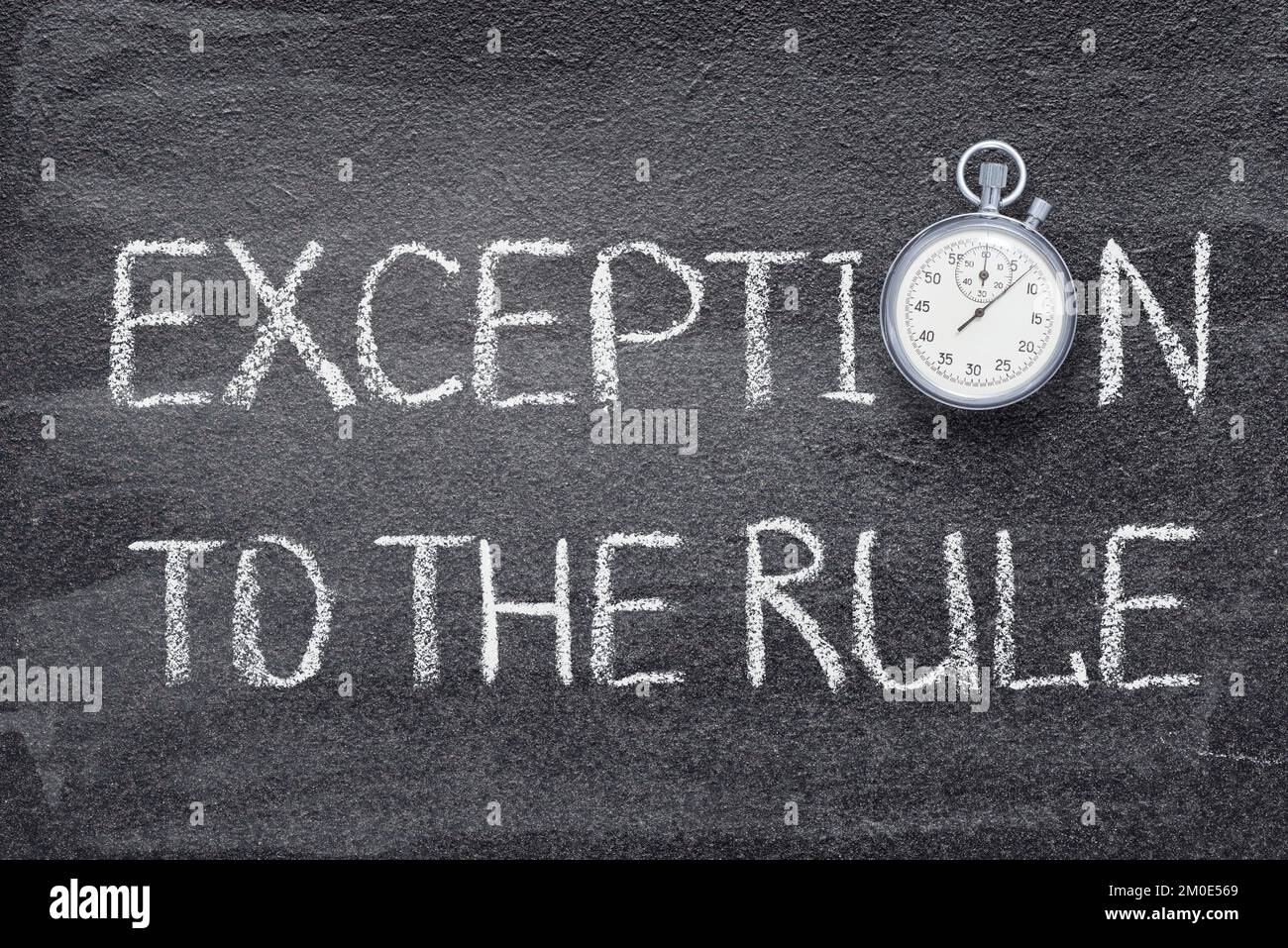 Ausnahme vom Regelsatz auf der Tafel mit klassischer präziser Stoppuhr Stockfoto