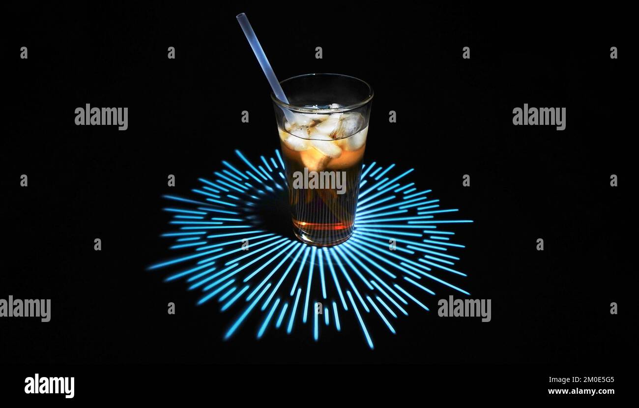 Eistee im Glas mit wiederverwendbarem Strohhalm retten den Planeten Stockfoto