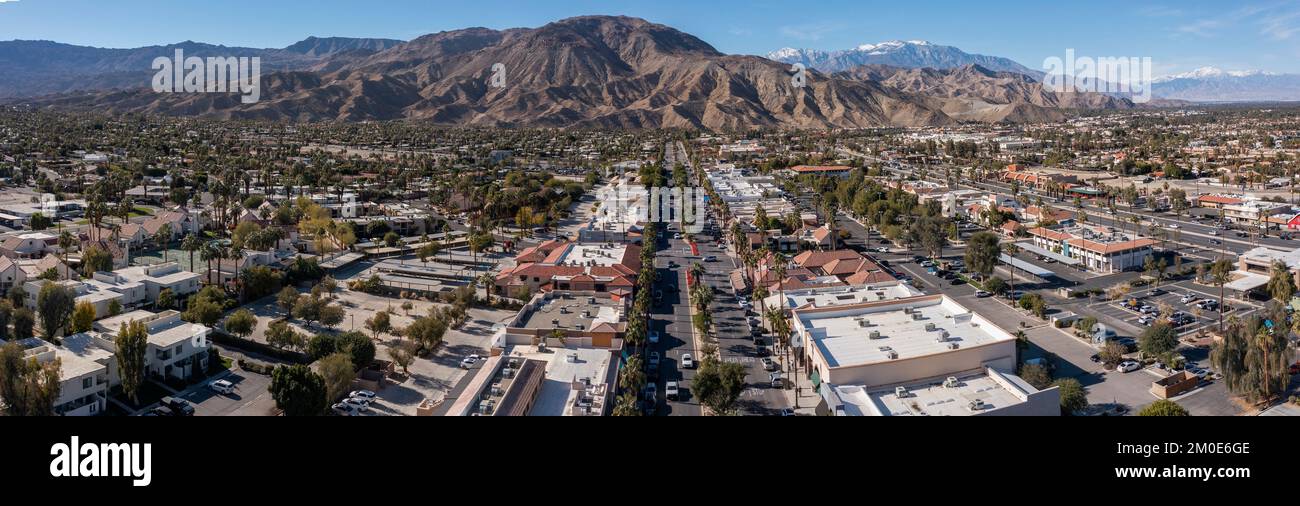 Blick aus der Vogelperspektive auf das städtische Stadtzentrum und die Berge von Palm Desert, Kalifornien, USA. Stockfoto