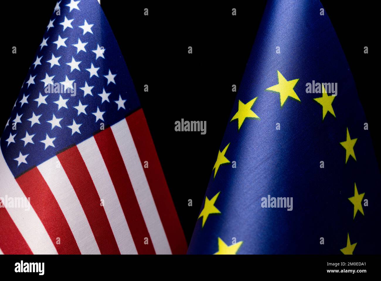 Flaggen der Vereinigten Staaten von Amerika und der Europäischen Union, Konzept der bilateralen Beziehungen, Freundschaft oder Konflikt Stockfoto