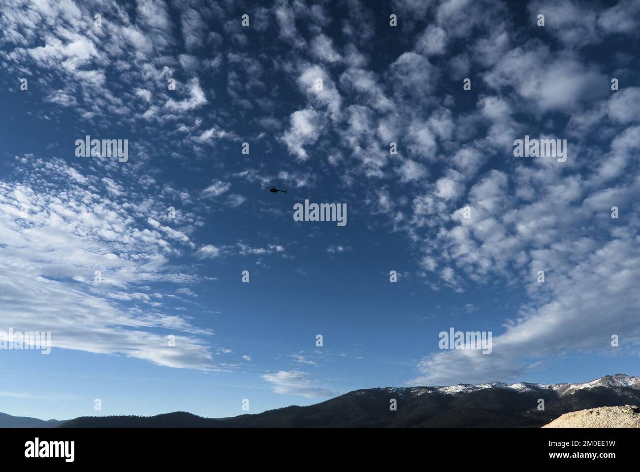 Weiße Wolkenformation am blauen Himmel über Lake Tahoe. Stockfoto