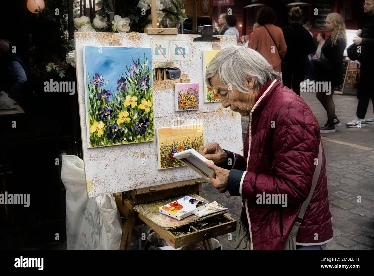 Eine Künstlerin, die in Paris an ihrer Malerei arbeitet. Stockfoto