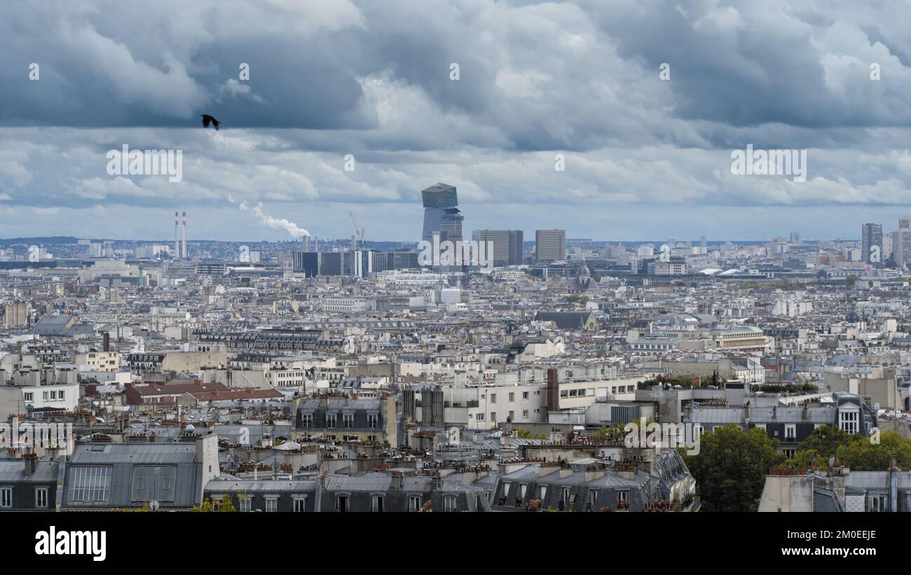 Blick auf die Stadt von Montmartre, Paris mit bewölktem Himmel Stockfoto