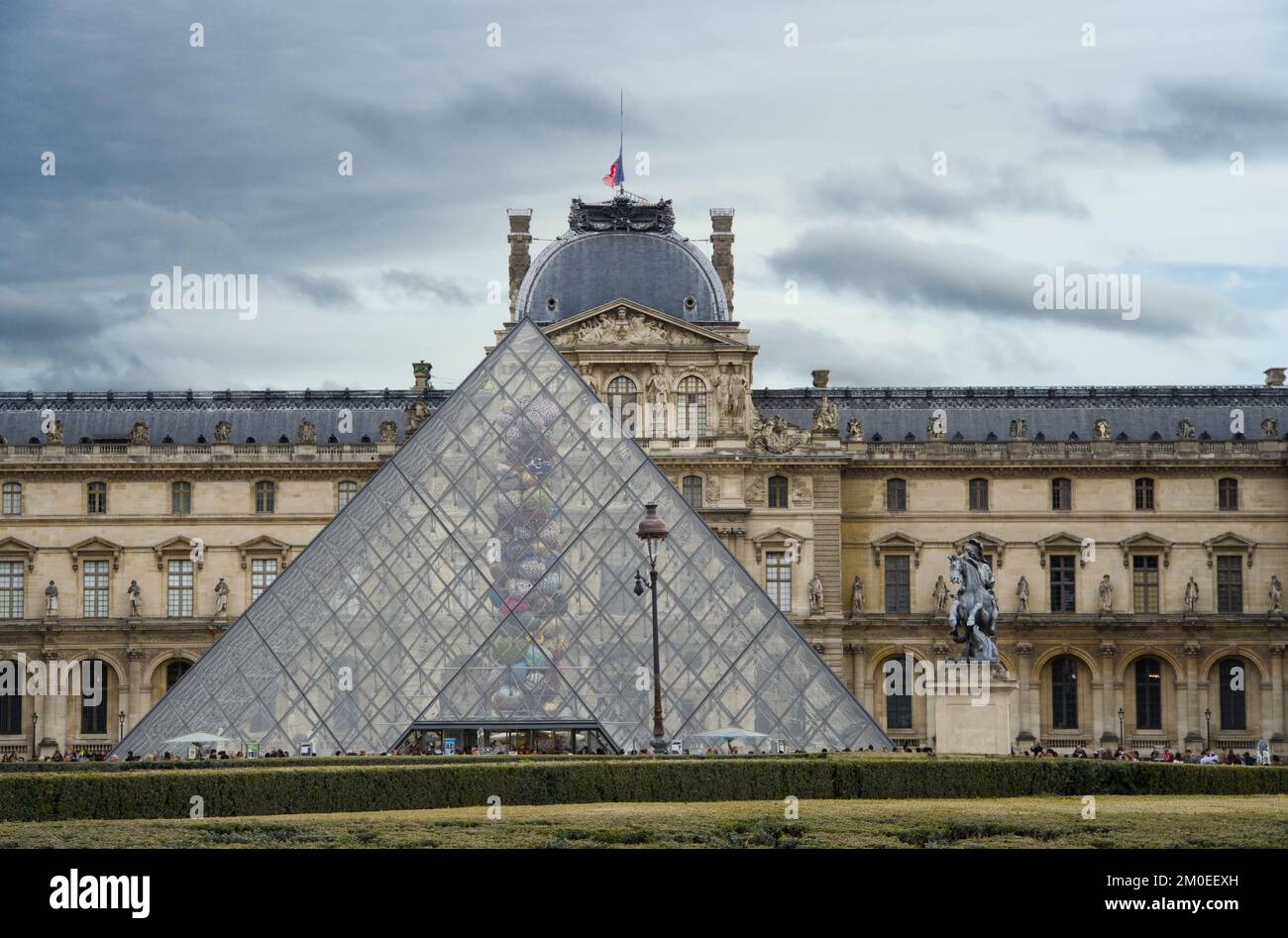 Die Pyramide des Louvre und die Vorderseite des Louvre Museums in Paris Stockfoto