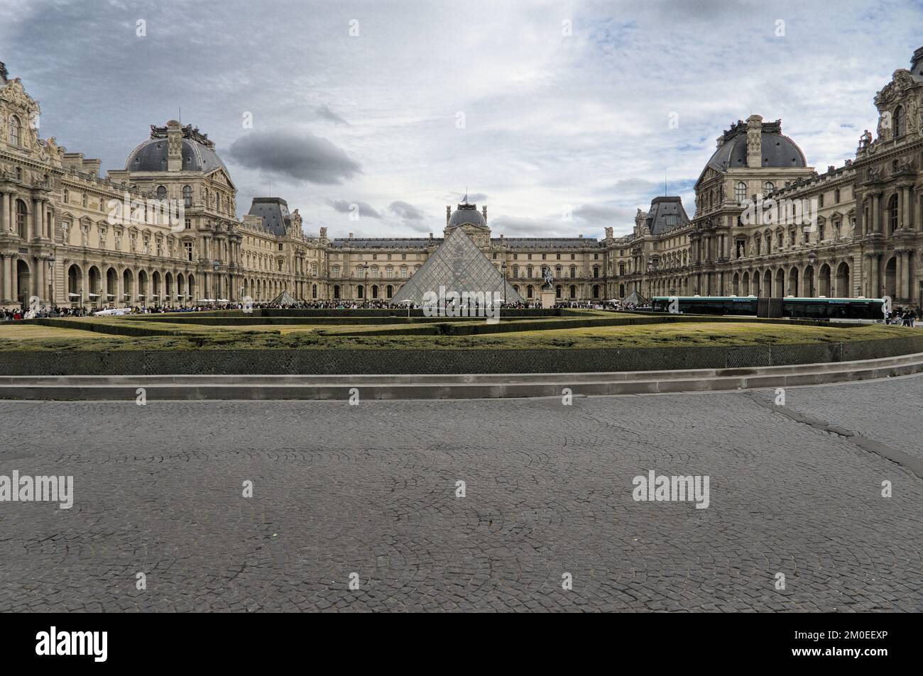 Die Pyramide des Louvre und die Vorderseite des Louvre Museums in Paris Stockfoto