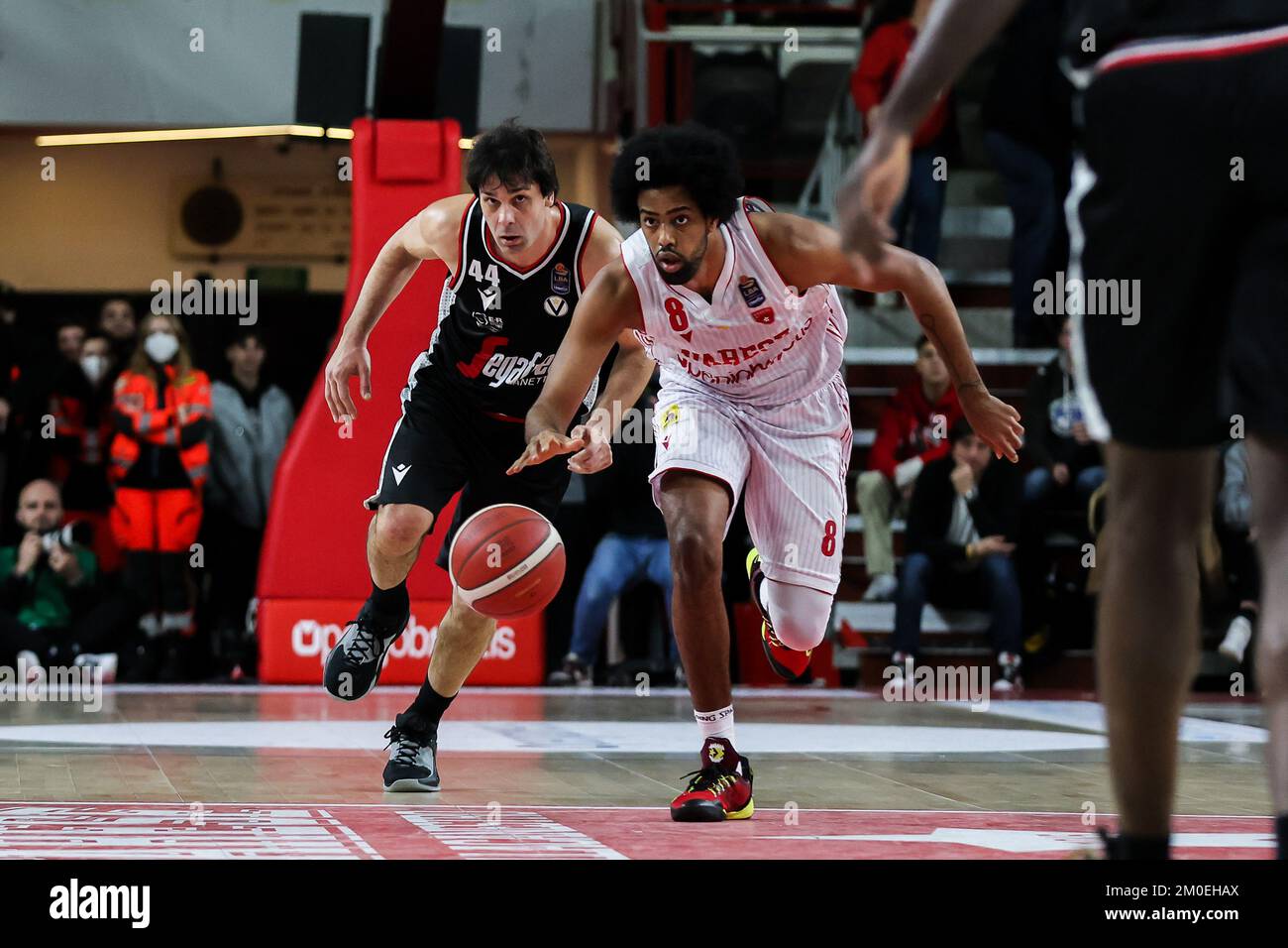 Andriu Tomas Woldetensae #8 von Pallacanestro Varese OpenJobMetis in Aktion während des LBA Lega Basket Ein Spiel der regulären Saison 2022/23 zwischen OpenJobMet Stockfoto