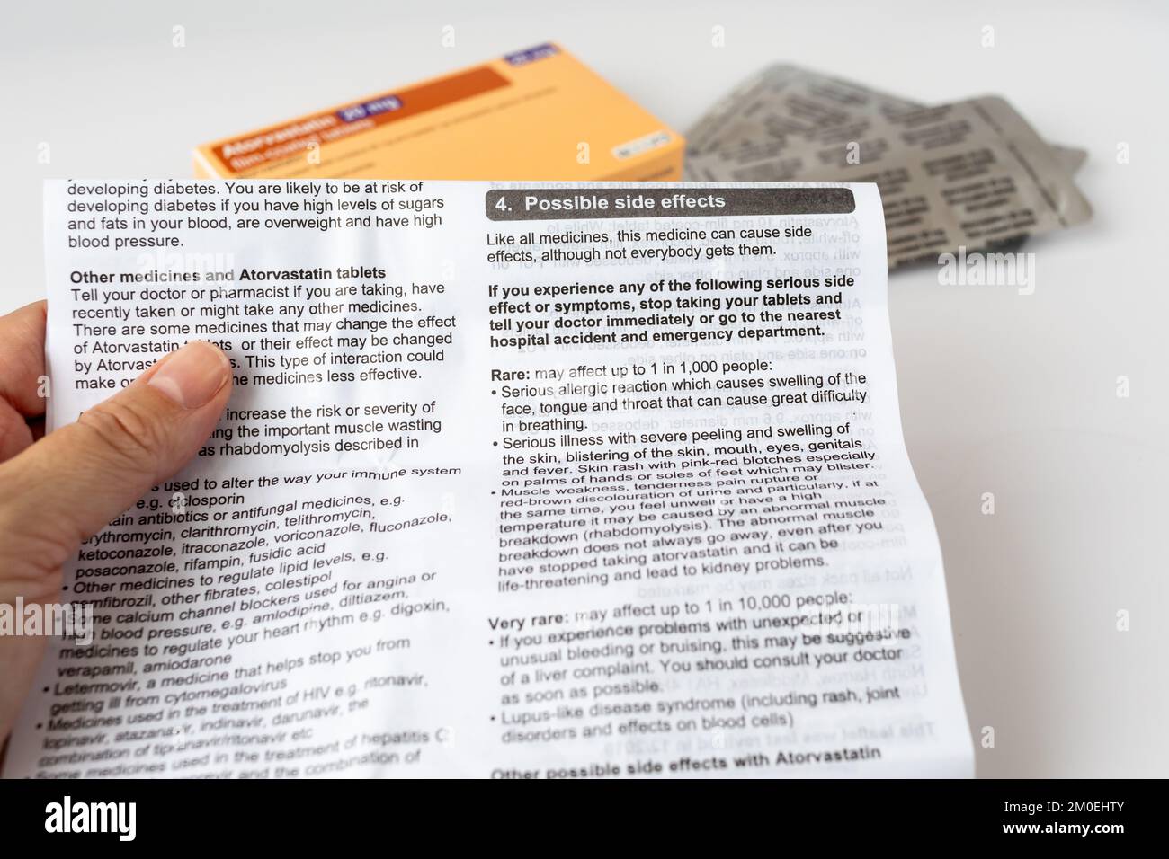 Besitz einer Broschüre, die die Nebenwirkungen von Atorvastatin-Statin-Medikamenten zur Cholesterinsenkung dokumentiert. Stockfoto