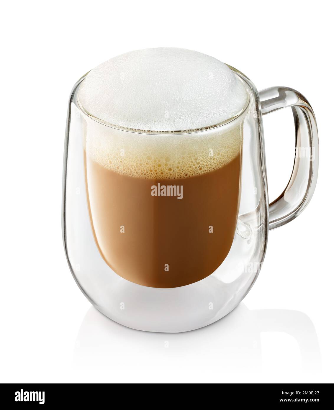 Cappuccino mit Milchschaum im Becher, isoliert auf weiß Stockfoto