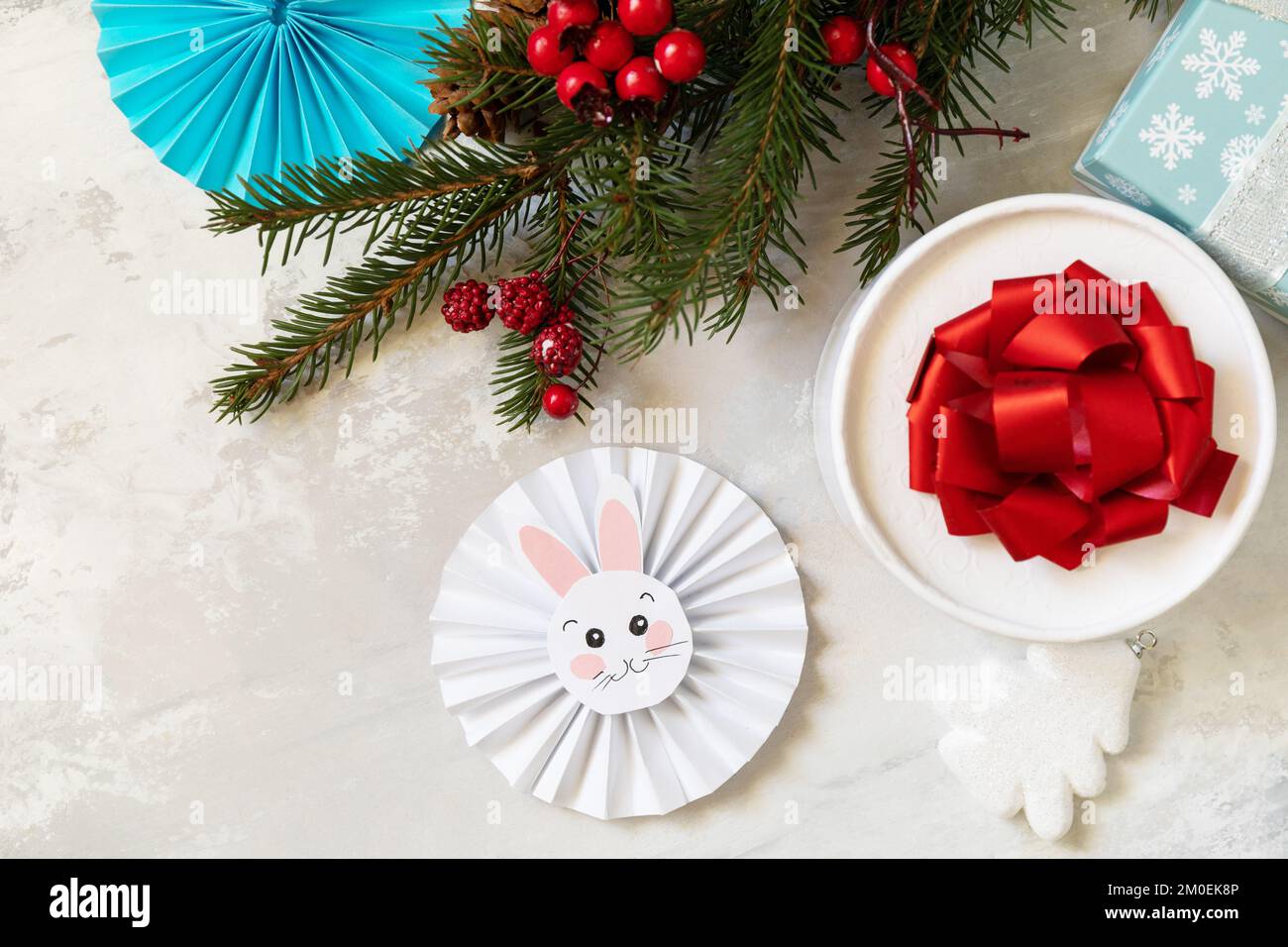 Weihnachtshintergrund mit Weihnachtsbaum, Geschenkboxen und Symbol des Jahres Mond, chinesischer Kalender, Jahr des Hasen. Wintersaison Grußkarte. Anzeigen Stockfoto