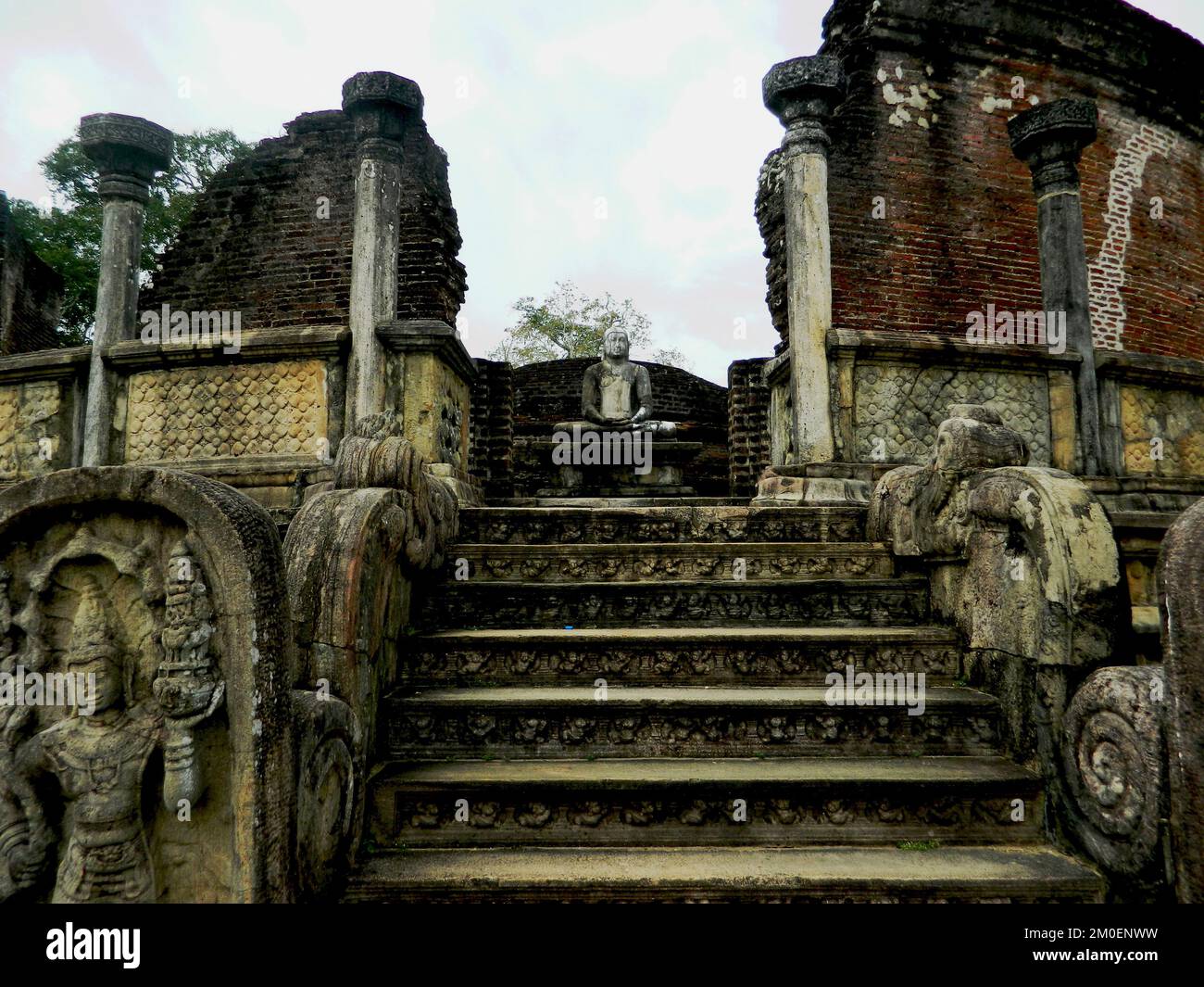 Polonnaruwa ist das zweite Königreich des antiken Sri Lanka. König Parakramabahu 4 entwickelte viele Wewas und Tempel und etablierte die Lebensgrundlage des Landes. Das Polonnaruwa Lankathilaka Image House ist ein monolithisches Buddha Image House, das auch von König Parakramabahu aus Ziegeln erbaut wurde. Die Außenwände sind mit aufwändigen Designs und Schnitzereien bedeckt. Die goldene Ära wurde von König Maga durch die Invasion und Zerstörung der Tempel und Schreine des Königreichs ruiniert. Polonnaruwa, Sri Lanka. Stockfoto