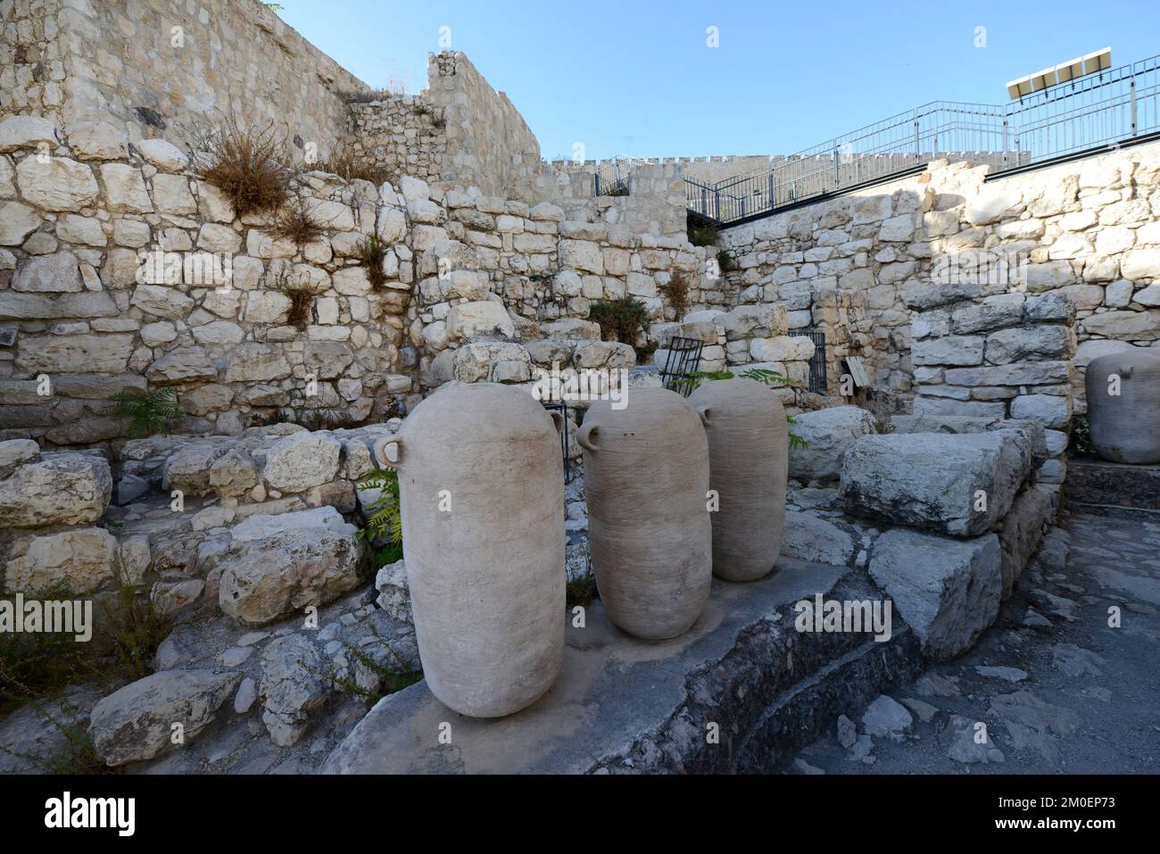 Erste Tempel jüdische Ruinen einschließlich ritueller Bäder ( miqveh ) mit großen Tongefäßen. Der archäologische Park in der Altstadt von Jerusalem. Stockfoto