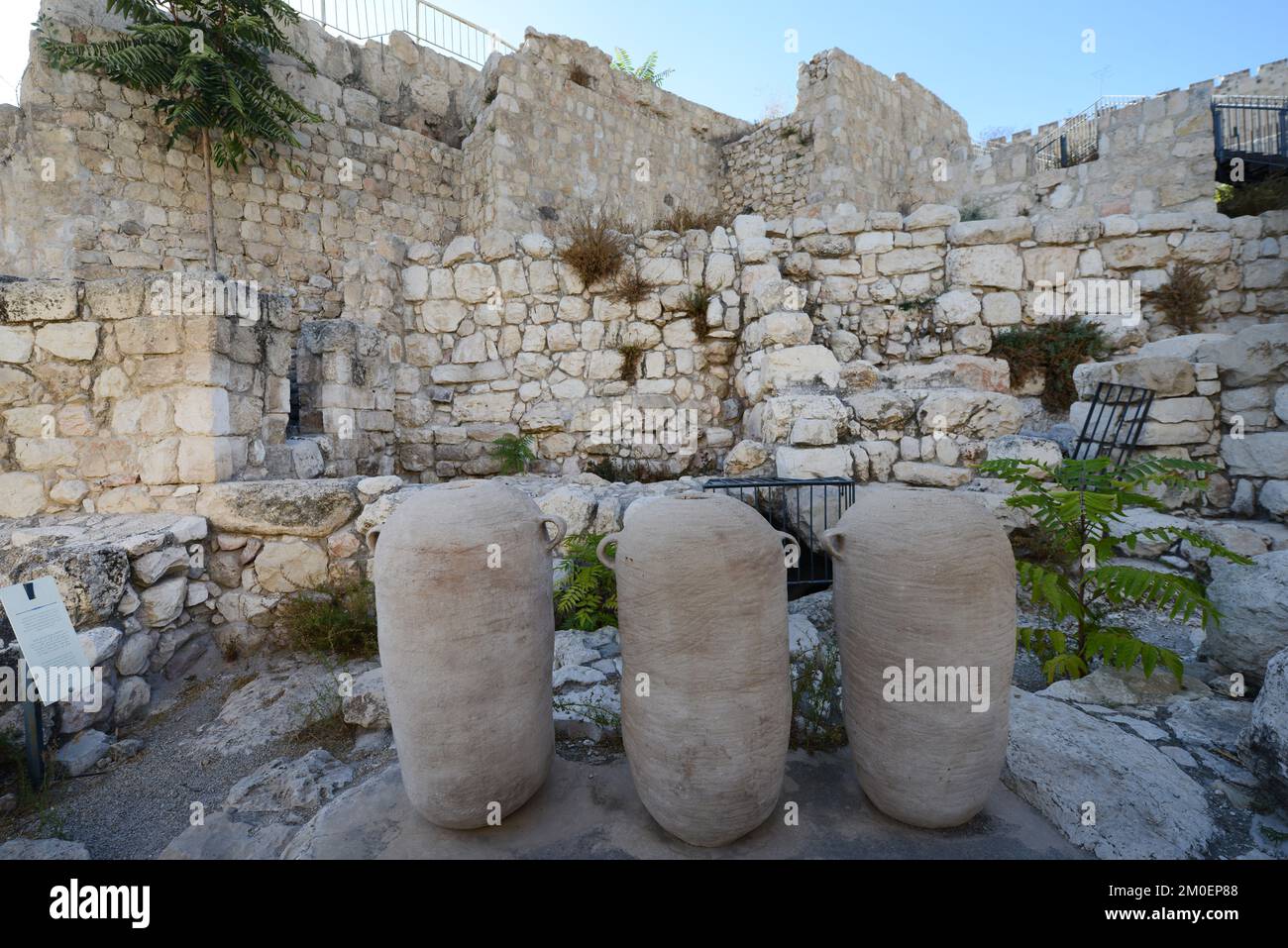 Erste Tempel jüdische Ruinen einschließlich ritueller Bäder ( miqveh ) mit großen Tongefäßen. Der archäologische Park in der Altstadt von Jerusalem. Stockfoto