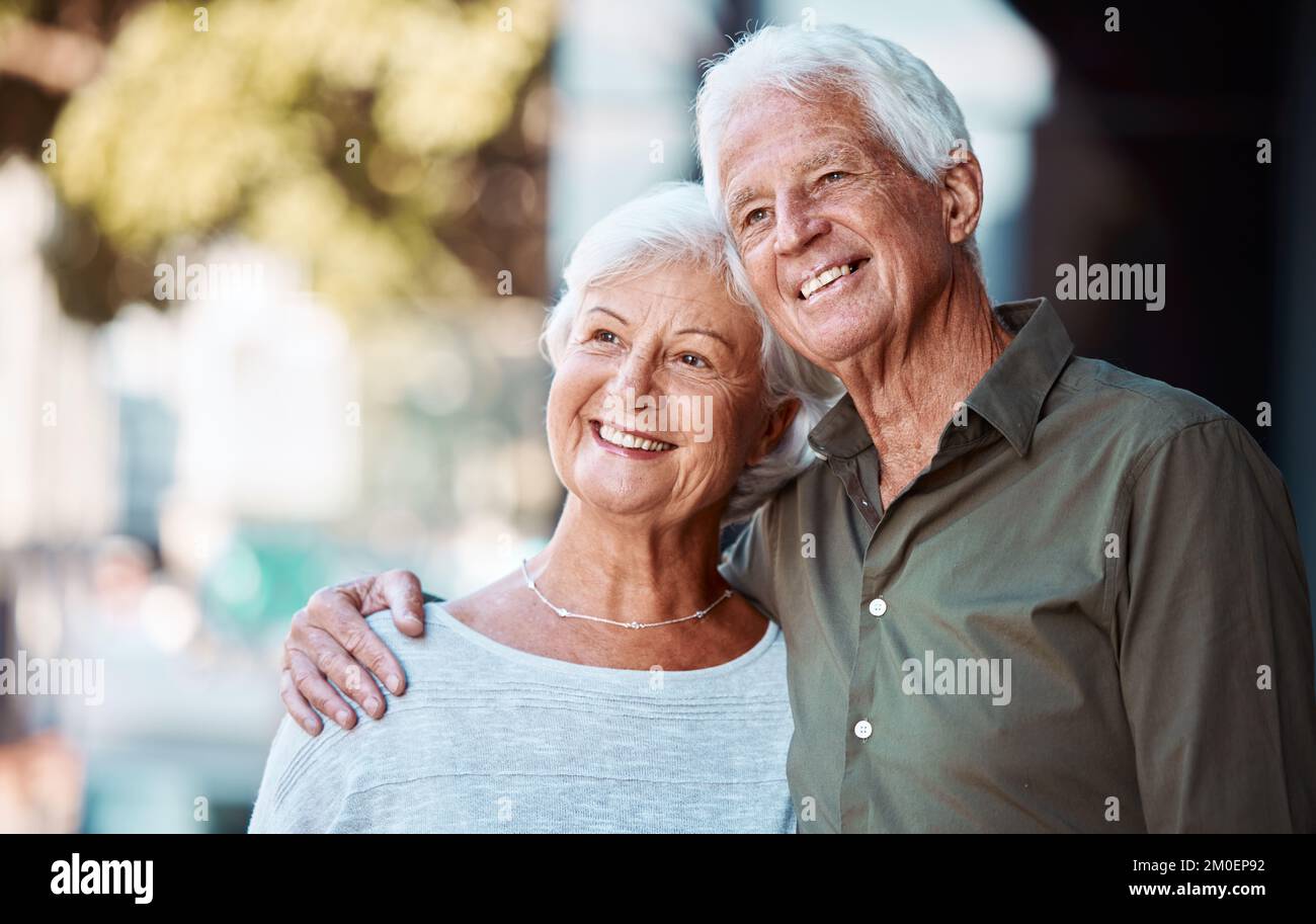 Seniorenpaar, genießen Sie die Aussicht und umarmen Sie sich zu Hause, während Sie sich im Sommer mit Liebe zur Ruhe setzen. Liebevoller, fürsorglicher reifer Mann und Frau im Altersheim mit einem Stockfoto