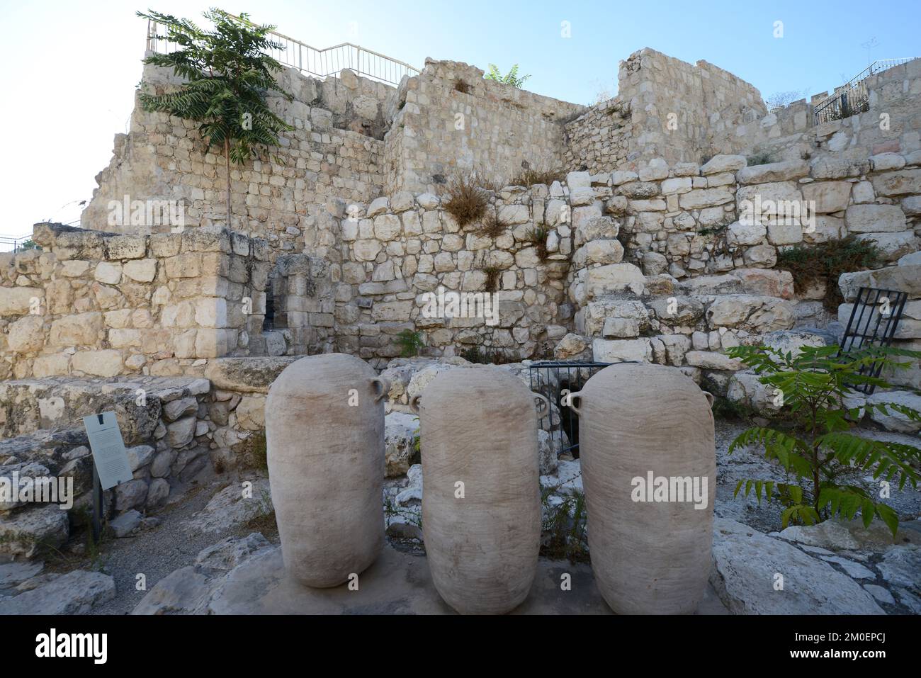 Erste Tempel jüdische Ruinen einschließlich ritueller Bäder ( miqveh ) mit großen Tongefäßen. Der archäologische Park in der Altstadt von Jerusalem. Stockfoto