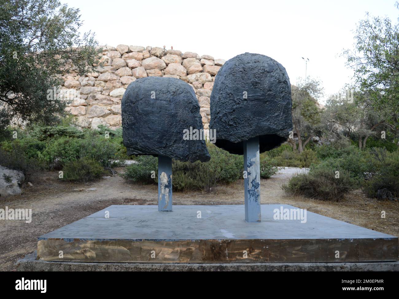 Zwei Gesichter Bronzeskulptur im Billy Rose Kunstgarten im Israel Museum in Jerusalem, Israel. Stockfoto